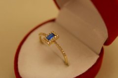 Prsteň - modrý zirkón - číre zirkóniky - žlté zlato - 14 karátov