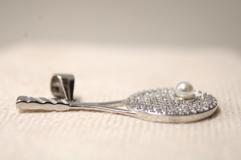 Strieborný prívesok tenisová raketa s bielou perličkou a čírymi zirkónmi, rhodium, 1,98 g, 925/1000