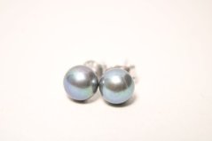 Strieborné náušnice so sivými perlami, rhodium, puzetky, 1,04 g, 925/1000