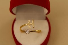 Prsteň- písmeno H- číre zirkóny- pozlátená oceľ- 316/L