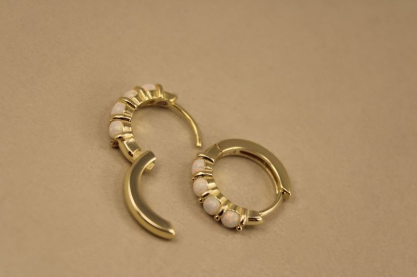 Náušnice- kruhy- biely opál- zacvakávacie- pozlátené striebro