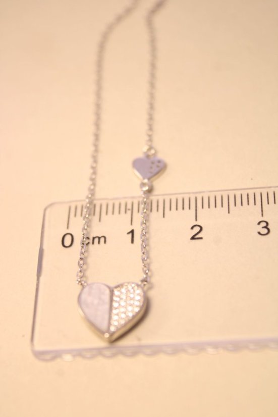 Romantický strieborný náhrdelník s príveskami v tvare srdiečka, perleť, číre zirkóny, rhodium, 40-45 cm, 2,27 g, 925/1000 - Materiál: Rhodiované striebro, Druh kameňa: ZIRKÓNY/PERLEŤ, Farba kameňa: Číre/biela, Dĺžka retiazky (cm): 40 + 5, Váha (g): 2,27, Rýdzosť: STRIEBRO 925/1000