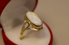 Prsteň-biely opál-ovalný tvar-žlté zlato-14 karátov