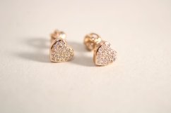 Nežné šrubovacie náušnice z rúžového zlata v tvare srdiečok, číre zirkóny, 1,23 g, 925/1000