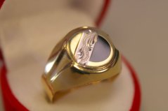Zlatý prsteň viacfarebné zlato, jemný vzor a ONYX, veľkosť 62, 3,57 g, 14 karátov, 585/1000