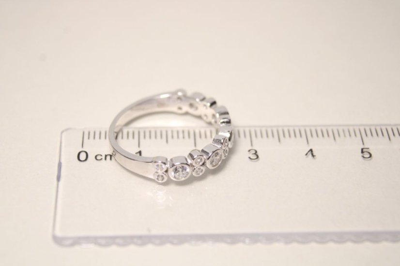 Strieborný prstienok s čírymi zirkónmi, rhodium, veľkosť 58, 3,19 g , 925/1000
