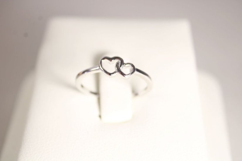 Strieborný prsteň spojené srdiečka, rhodium, veľkosť 49, 1,03 g, 925/1000