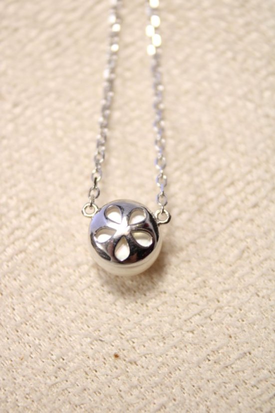 Retiazka- celebritky- biela riečna perla- rhódiované striebro