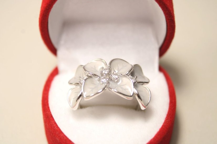 Rozkvitnutý strieborný prsteň s čírymi zirkónmi, sivý smalt, rhodium, veľkosť 49, 4,95 g, 925/1000 - Materiál: Rhodiované striebro, Druh kameňa: Zirkóny/smalt, Farba kameňa: Číry/sivý, Veľkosť prsteňa: 49, Váha (g): 4,71, Rýdzosť: STRIEBRO 925/1000