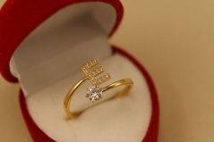 Prsteň- písmeno E- číre zirkóny- pozlátená oceľ- 316/L