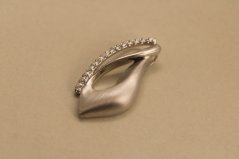 Prívesok - tvar listu - číre zirkóny - lesklomatný - rhodium - striebro