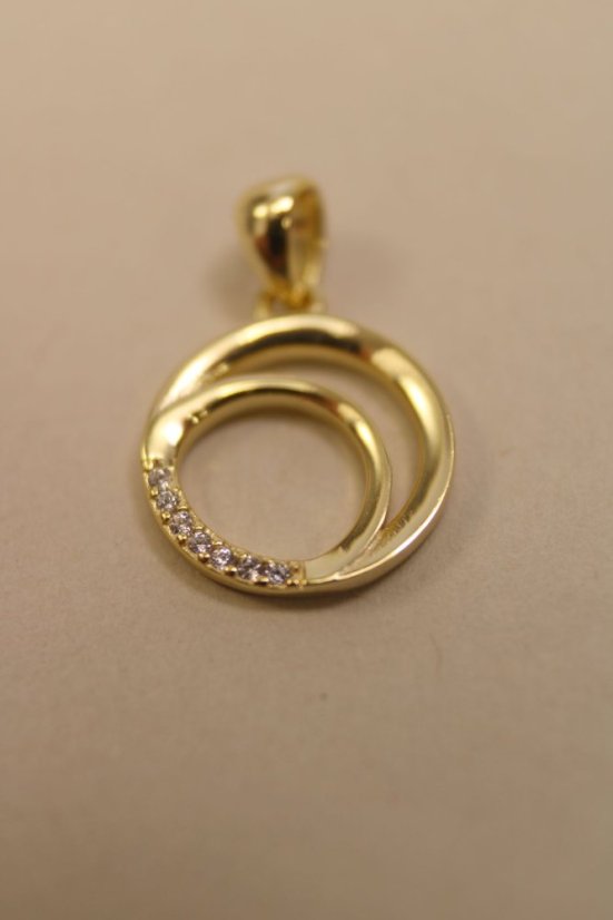 Pozlátený strieborný prívesok vyrezávané kruhy s kamienkami zirkóna, 1,03g, 925/1000 - Materiál: Pozlátené striebro, Druh kameňa: ZIRKÓN, Farba kameňa: Číry, Váha (g): 1,03, Rýdzosť: STRIEBRO 925/1000