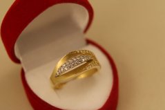 Prsteň- vlnitý tvar- zirkóny- viacfarebné zlato- 14K