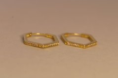 Zlaté náušnice v tvare päťuholníka s čírymi zirkónmi, žlté zlato, zacvakávacie zapínanie, 2,23 g, 14 karátov 585/1000