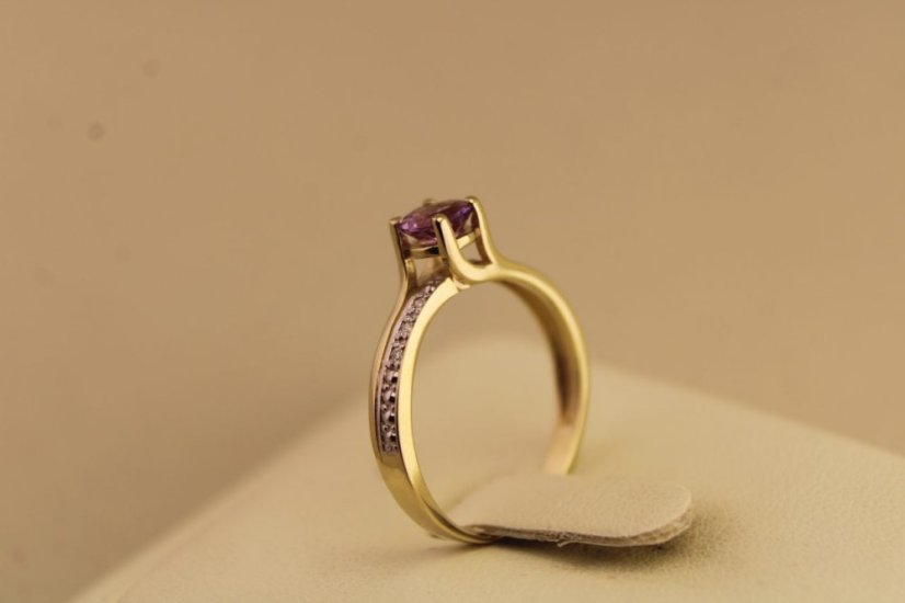 Prsteň- diamanty- ametyst- kombinované zlato- 14 karátov