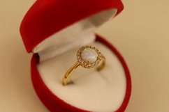 Prsteň- biely opál- zirkóny- žlté zlato- 14 karátov