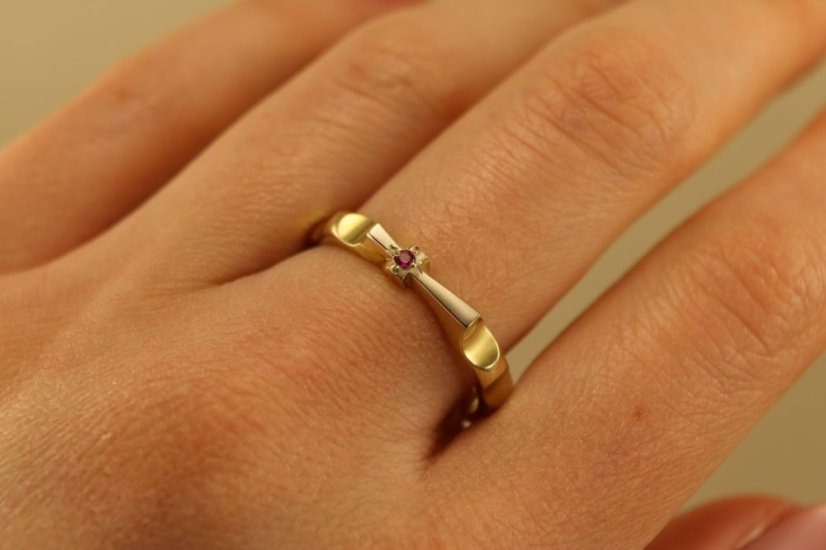 Zlatý prsteň, kombinované zlato, rúžový zirkón, veľkosť 62, 4,09g 14k 585/1000