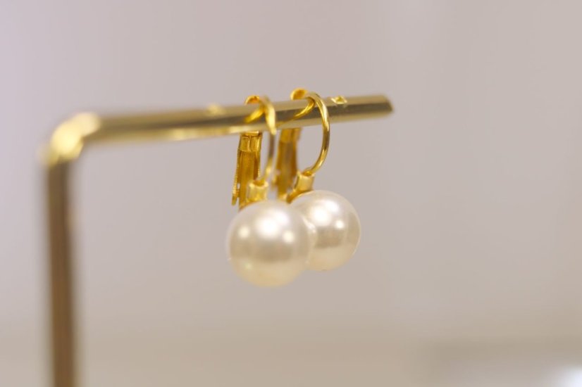 Náušnice- biele perly- patent-pozlátená chirurgická oceľ