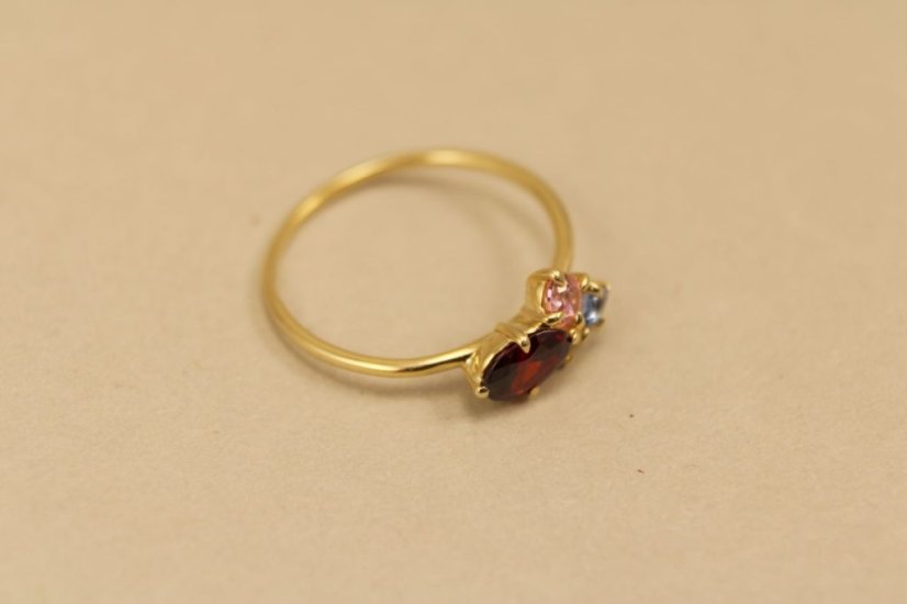Zlatý prsteň, žlté zlato, farebné zirkóny (červený, žltý, rúžový a modrý), veľkosť 52, 1,41 g 14k 585/1000