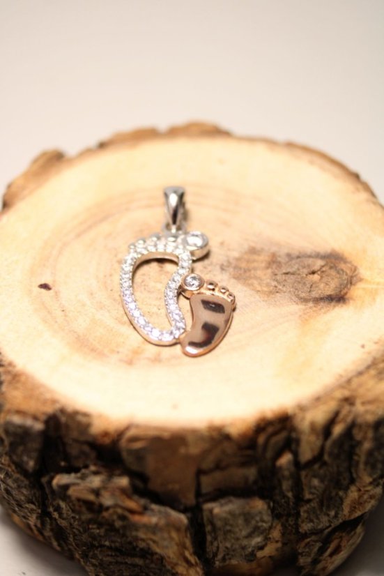 Kombinovaný strieborný prívesok roztomilé detské nožičky, číre zirkóny, rhódium, 1,33g, 925/1000 - Materiál: Kombinované striebro, Druh kameňa: ZIRKÓN, Farba kameňa: Číry, Váha (g): 1,33, Rýdzosť: STRIEBRO 925/1000