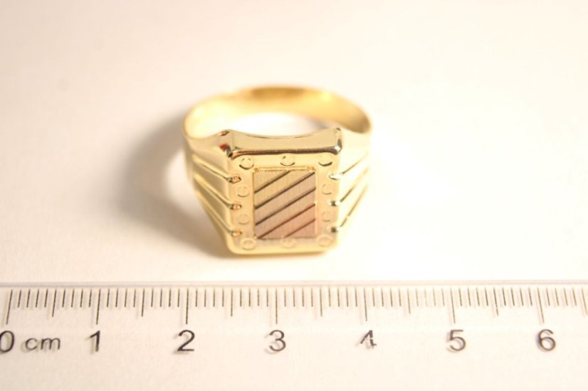 Kombinovaný zlatý prsteň zdobený gravírom, lesklo-matná úprava, veľkosť  68, 4,16g, 14 karátov, 585/1000 - Farba zlata: Viacfarebné zlato, Veľkosť prsteňa: 68, Váha (g): 4,16, Rýdzosť: 14 karátov 585/1000