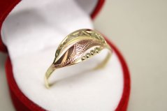 Zlatý kombinovaný prsteň s gravírom a guličkami,veľkosť 66, 2,11g, 14K, 585/1000