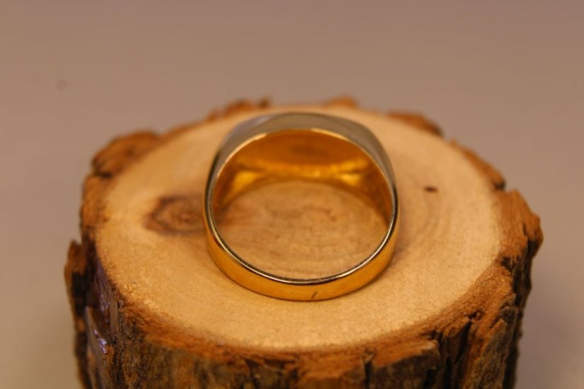 Zlatý prsteň žlté zlato, kameň ónyx, číre zirkóny, veĺkosť 63, 5,84 g, 14 karátov, 585/1000