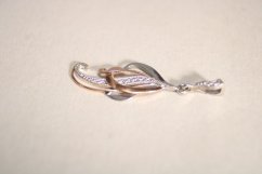 Prívesok-tvar vĺn-bielo rúžové zlato-číre zirkóny-14 karátov