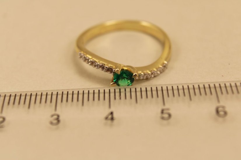 Zlatý prsteň, žlté zlato, zelený zirkón a číre zirkóny, veľkosť 53, 2,17g 14k 585/1000