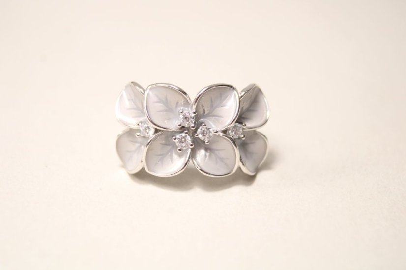 Rozkvitnutý strieborný prsteň s čírymi zirkónmi, sivý smalt, rhodium, veľkosť 49, 4,95 g, 925/1000 - Materiál: Rhodiované striebro, Druh kameňa: Zirkóny/smalt, Farba kameňa: Číry/sivý, Veľkosť prsteňa: 49, Váha (g): 4,71, Rýdzosť: STRIEBRO 925/1000