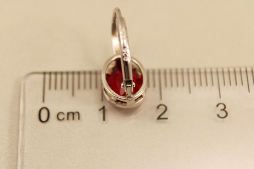 Náušnice- červený zirkón-klasické zapínanie- striebro