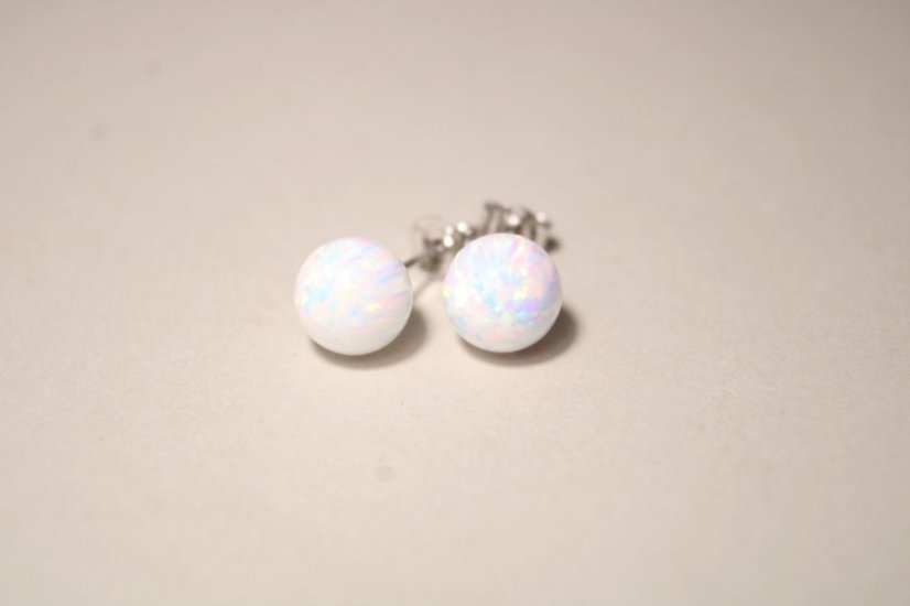 Strieborné náušnice s opálovou bielou guličkou, rhodium, puzetky, 1,28 g, 925/1000