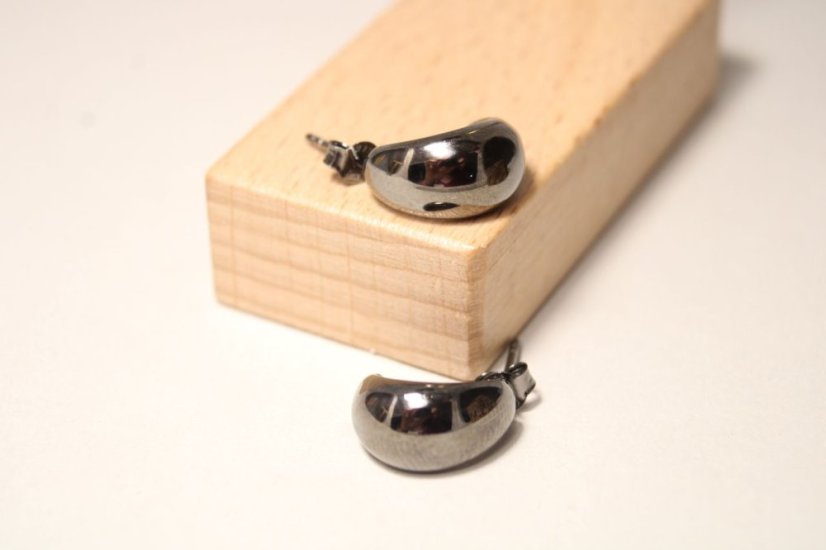 Moderné čierne strieborné náušnice zahnuté kvapky, puzetky, 3,00 g, 925/1000 - Materiál: Rhodiované striebro, Váha (g): 3,00, Rýdzosť: STRIEBRO 925/1000