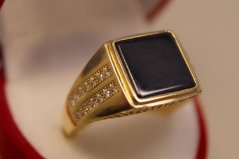 Zlatý prsteň s ónyxom, číre zirkóny, žlté zlato, veľkosť 64, 6,24 g, 14 karátov, 585/1000