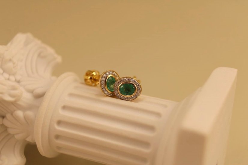 Smaragdové - diamantové náušnice - žlté zlato - diamanty 0,09 ct - šrúbky - 14K
