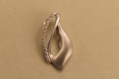 Prívesok - tvar listu - číre zirkóny - lesklomatný - rhodium - striebro