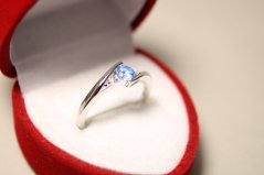 Prsteň-v tvare vlnky-modrý kameň-číre zirkóny-rhodium-striebro