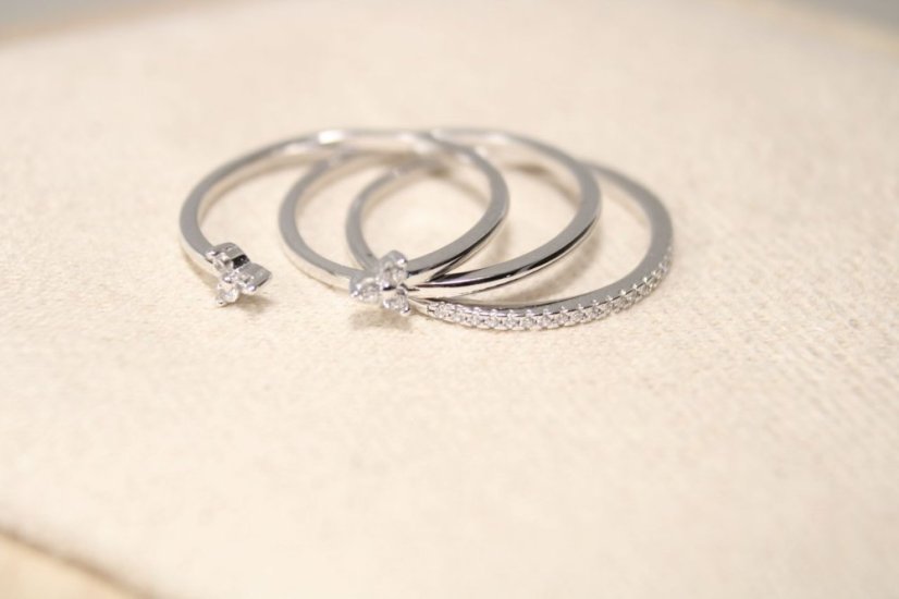Strieborný trojitý prsteň so zirkónmi, rhodium, veľkosť 57, 2,77 g, 925/1000