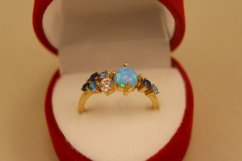 Prsteň-modrý opál-farebné zirkóny-žlté zlato-14 karátov