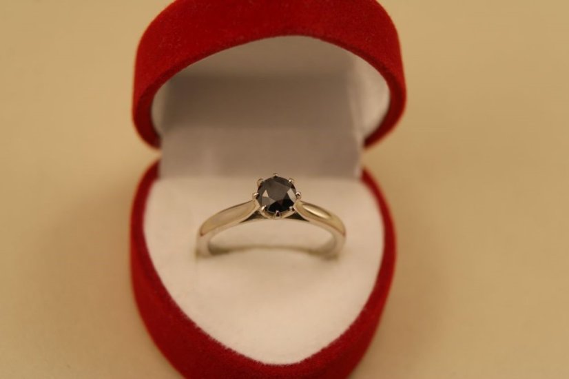 Prsteň- čierny diamant- 0,60ct- biele zlato- 14 karátov