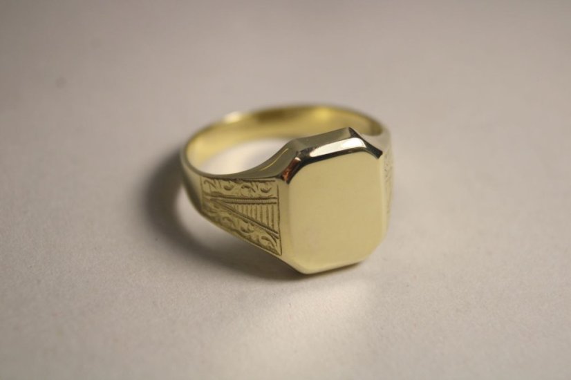 Klasický pánsky zlatý prsteň hladký povrch, gravírované ramená, žlté zlato, veľkosť 62, 5,74g, 14K, 585/1000 - Farba zlata: Žltá, Veľkosť prsteňa: 62, Váha (g): 5,74, Rýdzosť: 14 karátov 585/1000