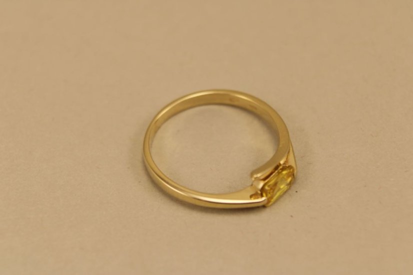 Zlatý prsteň, žlté zlato, žltý obdĺžnikový zirkón, veľkosť 55, 2,35g 14k 585/1000