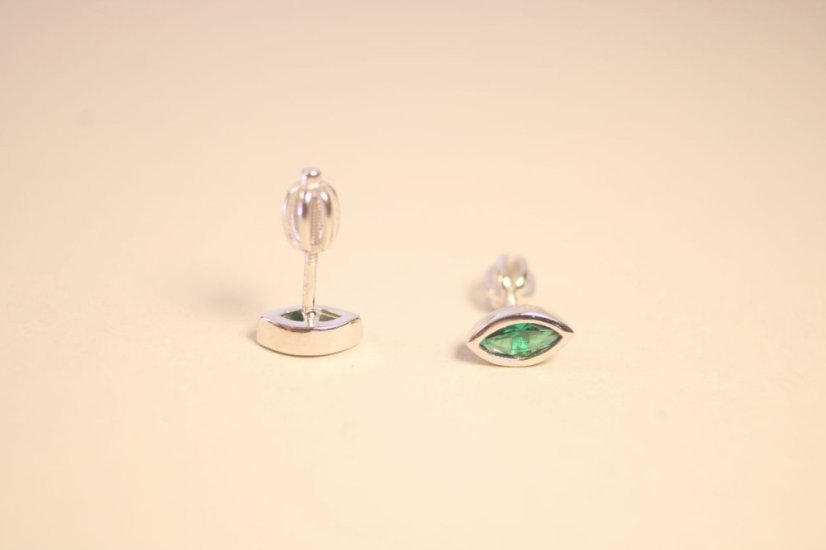 Moderné náušnice so zeleným zirkónom, rhodium, šrúbky, 1,11 g, 925/1000