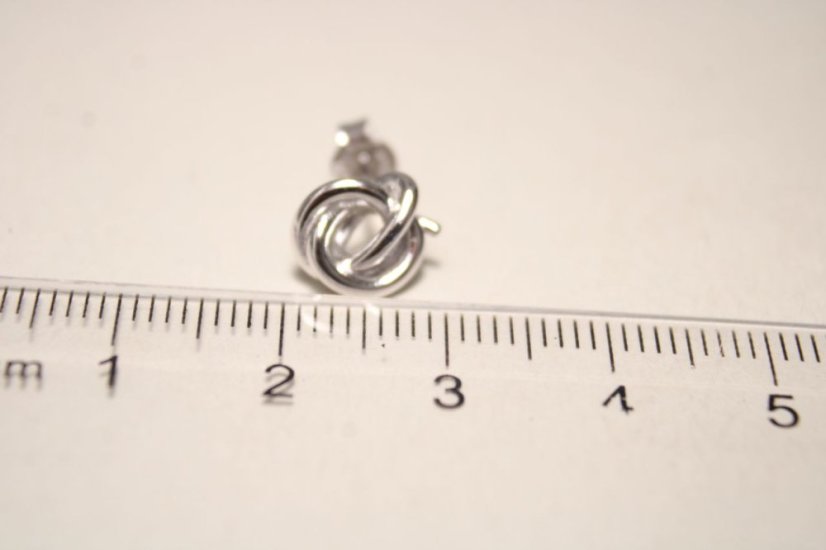 Minimalistické strieborné náušnice v tvare uzlíkov, rhódium, puzetové zapínanie, 1,77g, 925/1000 - Materiál: Rhodiované striebro, Váha (g): 1,77, Rýdzosť: STRIEBRO 925/1000