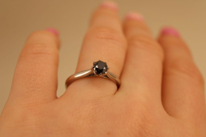 Prsteň- čierny diamant- 0,60ct- biele zlato- 14 karátov