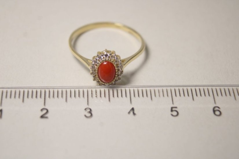 Zlatý prsteň s červeným korálom, číre zirkóny, žlté zlato, veľkosť 56, 1,56 g, 14K 585/1000