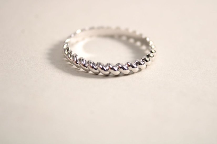 Prsteň- tvar pletenej špirály- rhódiované striebro