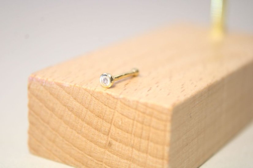 Zlatý piercing do nosa so žiarivym čírym briliantom 0,01 ct, žlté zlato, 0,17 g, 14 karátov 585/1000
