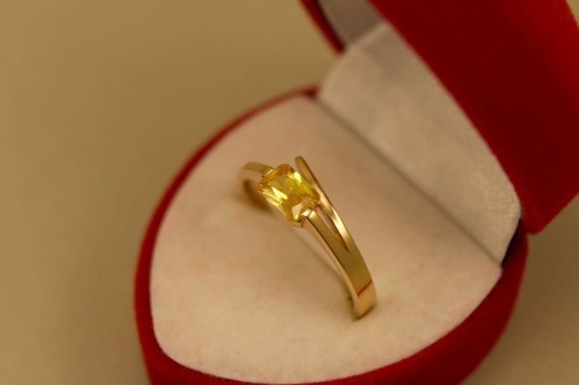 Zlatý prsteň, žlté zlato, žltý obdĺžnikový zirkón, veľkosť 55, 2,35g 14k 585/1000