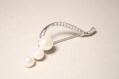 Strieborná brošňa biele perly a číre zirkóny, rhodiované striebro, 3,42 g, 925/1000